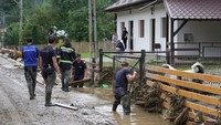 Dampak perubahan iklim dan curah hujan ekstrem disebut jadi pemicu banjir terparah tahun ini. REUTERS/Romanian General Inspectorate