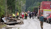 Pemerintah setempat menetapkan status darurat dan mengerahkan tim penyelamat ke daerah terdampak. REUTERS/Romanian General Inspectorate