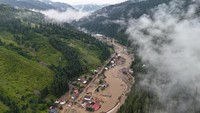 Banjir merendam permukiman warga setelah hujan lebat mengguyur wilayah timur laut Rumania. REUTERS/Romanian General Inspectorate