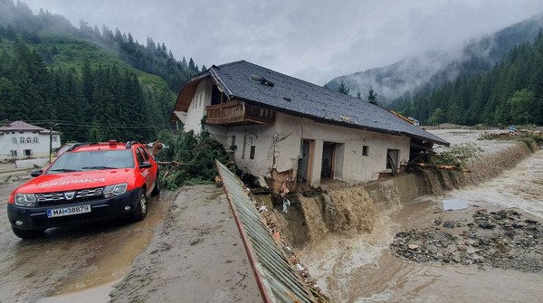 Banjir Lumpuhkan Rumania, Rumah-Jalanan Rusak