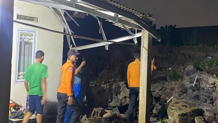 Banjir melanda dua RW di Desa Bantar Sari, Rancabungur, Bogor, Jawa Barat, semalam. Banjir disebabkan karena material tanah longsor menutupi saluran air sungai. (Dok istimewa).