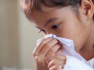 Anak Batuk Pilek, Alergi atau Infeksi Virus? Ini Cara Membedakannya