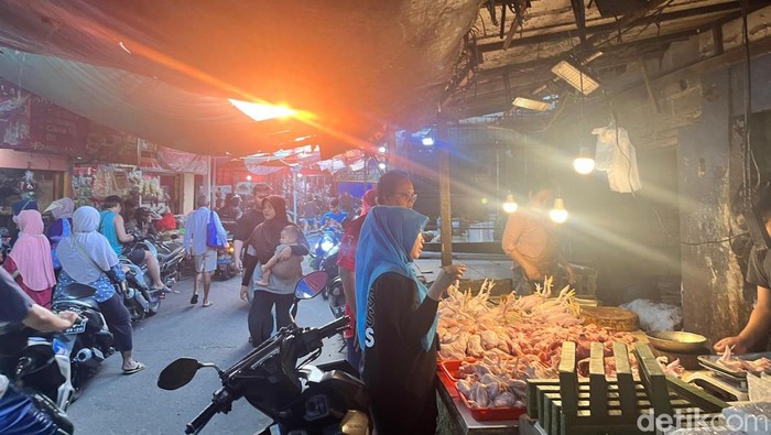 Aktivitas jual beli di Pasar Bukit, Pamulang, Tangerang Selatan