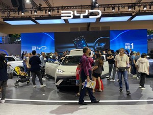 Momen BYD Atto 1 Dikerubungi Banyak Orang