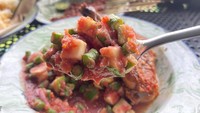 Bagi penikmat terasi, pasti akan menyukai sensasi beberuk terong hijau. Bumbunya terdiri atas cabe, tomat, bawang merah, dan terasi. Sajiannya agak berkuah dari gerusan tomatnya dan terasinya sangat pekat. Foto: Yenny Mustika Sari/detikcom