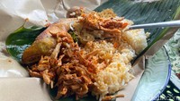 Untuk porsi makanan yang ditawarkan terbilang cukup besar. Sehingga cocok dinikmati saat makan siang karena bisa mengenyangkan perut. Tak heran kalau tempat makan ini banyak dikunjungi oleh pekerja kantoran di sekitar area Asatu. Foto: Yenny Mustika Sari/detikcom