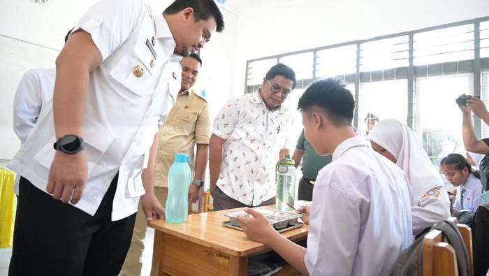 Gubsu Bobby Nasution meninjau operasional Dapur SPPG di Sergai