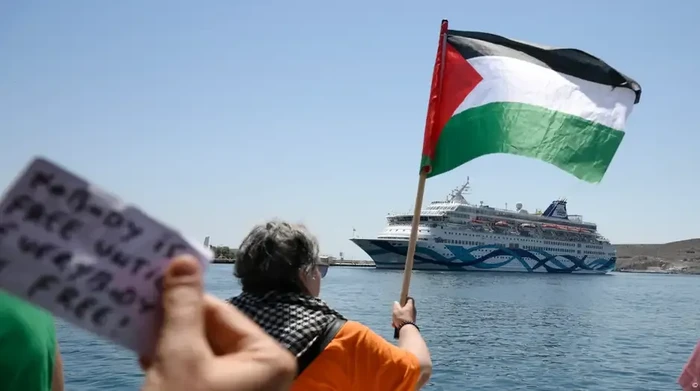 Demosntran menolak kedatangan kapal pesiar pembawa turis Israel di Pulau Kreat, Yunani