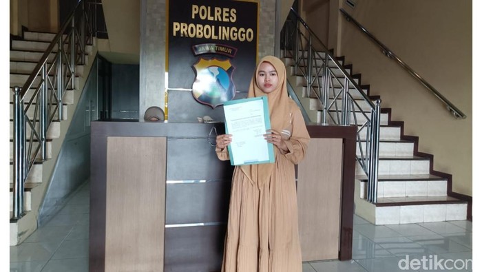 Dita Dwi Angela Putri (20) lapor ke Polres Probolinggo setelah kehilangan uang dan dompet