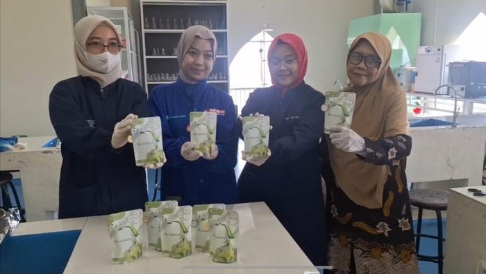 Dosen Farmasi UM Surabaya Isnaeni bersama Annisa Kartika Sari, Siti Rohmatul Laila dan Elok Siti Nurjannah.