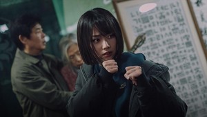 Gang Ji diperankan Kang Mina udah pasang kuda-kuda mau berantem. (Foto: dok. KBS2)