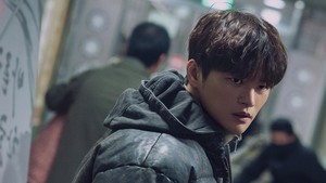 Seo In Guk sebagai Won Seung terlihat waspada. Seperti sedang berada di tengah-tengah kekacauan yang baru saja terjadi. (Foto: dok. KBS2)