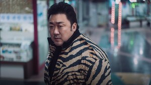 Ma Dong Seok memerankan Tae San terlihat berang nih. Mungkin baru habis berhadapan dengan iblis Ogui? (Foto: dok. KBS2)