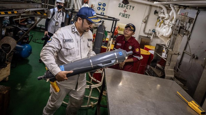Dukung Riset Laut, KM Madidihang 03 Siap Jelajahi Perairan Indonesia Kapten kapal Rafith (tengah) menjelaskan peralatan yang digunakan kapal latih dan riset KM Madidihang 03 untuk mengumpulkan sedimen di dasar laut di Pelabuhan Muara Baru, Jakarta, Rabu (30/7/2025). Kapal milik Kementerian Kelautan dan Perikanan yang dioperasikan oleh Politeknik Ahli Usaha Perikanan itu berfungsi sebagai sarana praktik lapangan bagi taruna serta untuk mendukung kegiatan riset kelautan dan perikanan di laut Indonesia. ANTARA FOTO/Bayu Pratama S