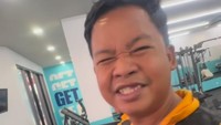 Dustin Tiffani ngasih kado setahun menikah bukan barang. Pelantun Senyum Di Tanyaku itu memilih mulai olahraga. (Foto: dok Instagram __ditamal)