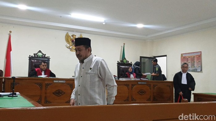 Eks Kepala Perpustakaan UIN Alauddin Makassar Andi Ibrahim di Pengadilan Negeri (PN) Sungguminasa, Gowa. Andi Sitti Nurfaisah/detikSulsel
