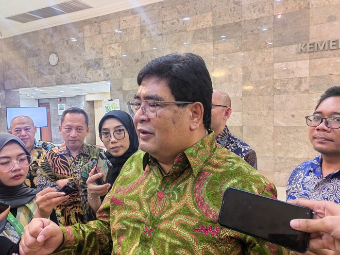 etua Asosiasi Pengusaha Indonesia (APINDO) Bidang Ketenagakerjaan, Bob Azam.