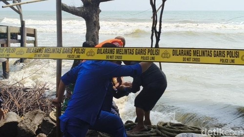 Petugas mengevakuasi mayat bocah berusia 6 tahun yang ditemukan di Pantai Sigandu, Batang, Rabu (30/7/2025). Selain bocah itu, sebelumnya mayat adik korban ditemukan tak jauh dari lokasi.
