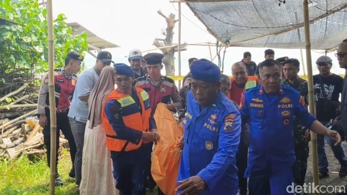 Petugas mengevakuasi mayat bocah yang ditemukan di Pantai Sigandu, Rabu (30/7/2025).
