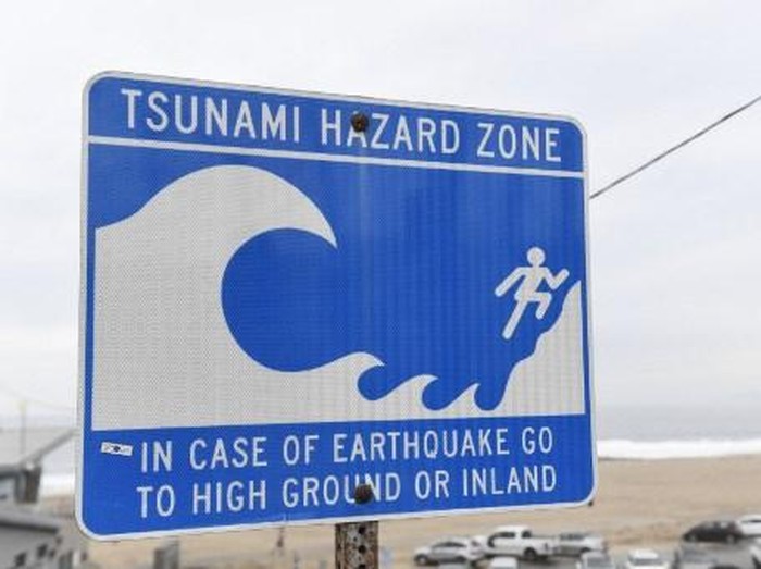 (FILES) A tsunami hazard zone sign is seen near a beach in El Segundo, California, on January 15, 2022. A massive 8.7 earthquake off Russias far east has prompted tsunami warnings of waves up to three meters possibly hitting the coasts of Russia and Hawaii, US authorities warned late on July 29, 2025. Waves one to three meters (3.3 to 10 feet) high could also threaten Japan and the US island territory of Guam, according to the US Pacific Tsunami Warning Center based in Honolulu. (Photo by Patrick T. FALLON / AFP)