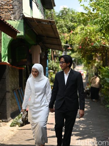 Foto pernikahan pasangan Radya dan Jundi yang menikah di KUA, tanpa menggelar resepsi. Postingan tentang pernikahan keduanya langsung viral di media sosial.