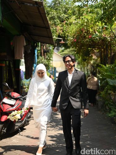 Foto pernikahan pasangan Radya dan Jundi yang menikah di KUA, tanpa menggelar resepsi. Postingan tentang pernikahan keduanya langsung viral di media sosial.