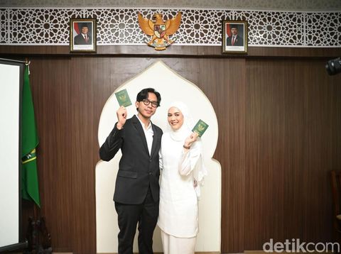 Foto pernikahan pasangan Radya dan Jundi yang menikah di KUA, tanpa menggelar resepsi. Postingan tentang pernikahan keduanya langsung viral di media sosial.