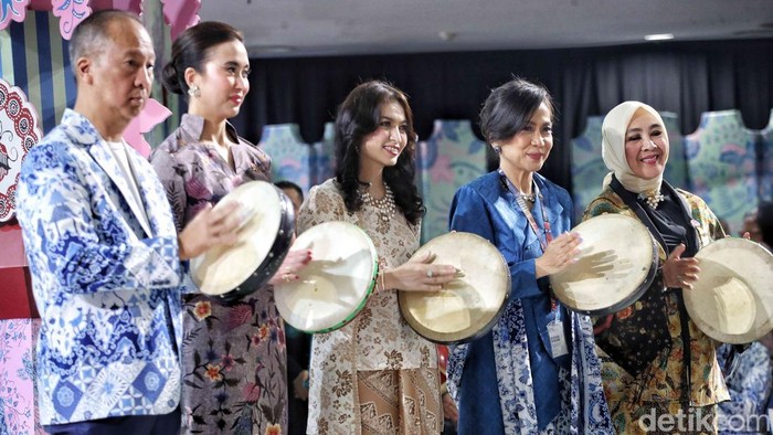 GBN 2025 Tampilkan Batik Modern dan UMKM Berprestasi Istri Wakil Presiden Gibran Rakabuming Raka, Selvi Ananda didampingi Menteri Perindustrian Agus Gumiwang Kartasasmita dan Menteri Pariwisata Widiyanti Putri Wardhana melakukan opening acara Gelar Batik Nusantara di Pasar Raya Blok M, Jakarta Selatan, Rabu (30/7/2025).