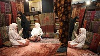 GBN 2025 secara khusus mengangkat Batik Merawit dari Cirebon. Teknik membatik yang dikenal dengan pola garis halus dan detail ini membutuhkan ketelitian tinggi dan menjadi simbol keahlian turun-temurun masyarakat lokal.