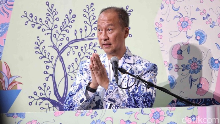 GBN 2025 Tampilkan Batik Modern dan UMKM Berprestasi Istri Wakil Presiden Gibran Rakabuming Raka, Selvi Ananda didampingi Menteri Perindustrian Agus Gumiwang Kartasasmita dan Menteri Pariwisata Widiyanti Putri Wardhana melakukan opening acara Gelar Batik Nusantara di Pasar Raya Blok M, Jakarta Selatan, Rabu (30/7/2025).