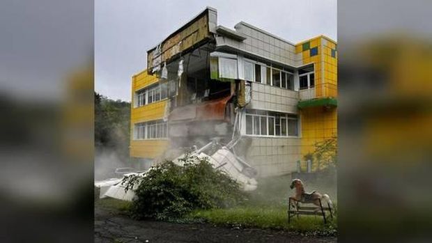 Gedung TK di area Petropavlovsk-Kamchatsky runtuh akibat gempa dahsyat Rusia. (Telegram via RT)