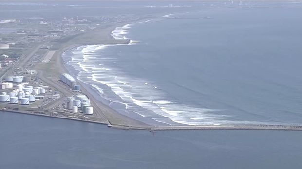 Gelombang besar terlihat mencapai garis pantai Hokkaido di Jepang pada hari Rabu (30 Juli) setelah gempa berkekuatan 8,8 melanda Semenanjung Kamchatka di Timur Jauh Rusia. (Tangkapan Layar Video Reuters/NNN/JAPAN)