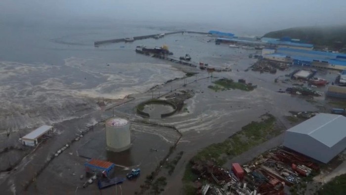 Tsunami waves flood an area after a powerful magnitude 8.8 earthquake struck off Russias far eastern Kamchatka Peninsula, in Severo-Kurilsk, Sakhalin Region, Russia, July 30, 2025, in this still image taken from video.    Kamchatka branch of the Geophysical Survey of the Russian Academy of Sciences/Handout via REUTERS    THIS IMAGE HAS BEEN SUPPLIED BY A THIRD PARTY. NO RESALES. NO ARCHIVES. MANDATORY CREDIT