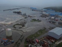 Video Tim Medis Rusia Teruskan Operasi di Tengah Guncangan Gempa