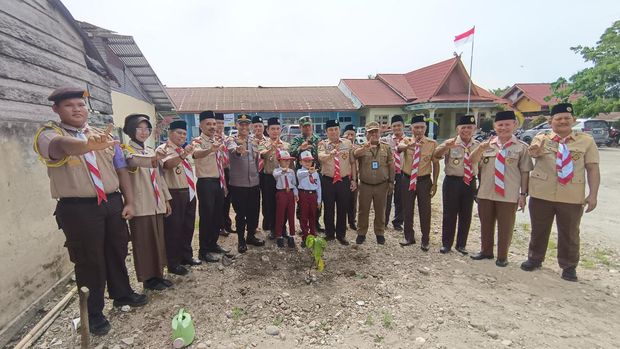 Gerakan Pramuka dan siswa SD di Rokan Hulu melakukan penanaman pohon mendukung Green Policing Polda Riau, Selasa (29/7/2025).