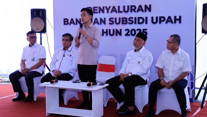 Gibran & Menaker Tinjau Penyaluran BSU di Padang