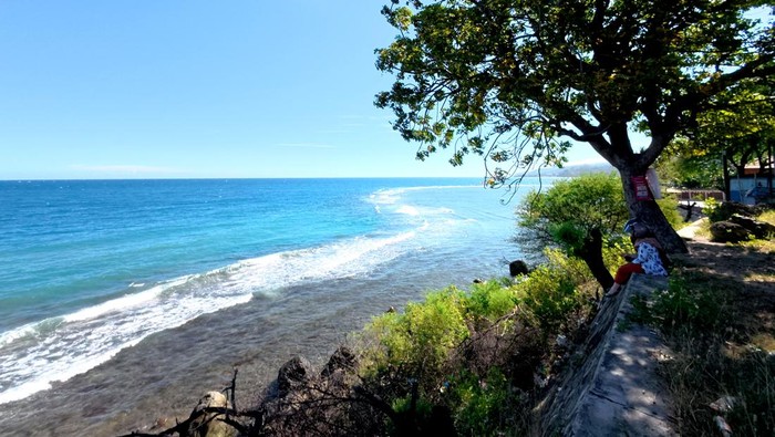 Sejumlah warga melihat kondisi pantai Leato Selatan di Kota Gorontalo, Gorontalo, Rabu (30/7/2025). Badan Meteorologi, Klimatologi dan Geofisika (BMKG) Gorontalo merilis dampak gempa tektonik magnitudo 8,7 di dekat pesisir timur Kamchatka, Rusia berpotensi menimbulkan tsunami setinggi 0,5 meter di wilayah Kota Gorontalo. ANTARA FOTO/Adiwinata Solihin/foc.