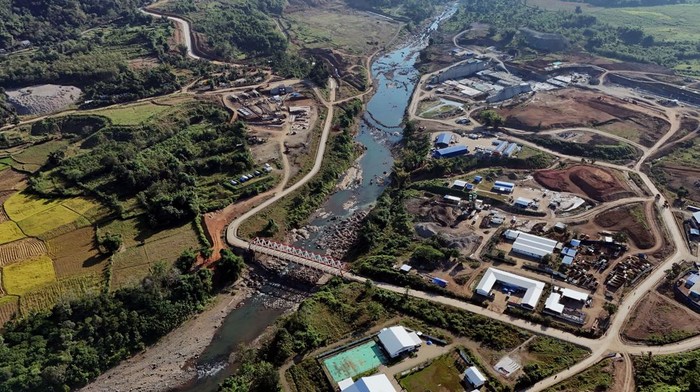 Foto udara progres pembangunan Bendungan Jenelata di Kecamatan Manuju, Kabupaten Gowa, Sulawesi Selatan, Rabu (30/7/2025). Pembangunan proyek strategis nasional (PSN) bendungan multifungsi senilai Rp4,15 triliun dengan luas genangan mencapai 1.220 hektare berkapasitas tampung 223,6 juta meter kubik tersebut diproyeksikan menyuplai kebutuhan irigasi pertanian seluas 25.783 hektare serta memberikan manfaat dalam menambah cadangan tampungan air untuk menjamin keberlanjutan suplai air baku di Kabupaten Gowa dan sekitarnya. ANTARA FOTO/Hasrul Said