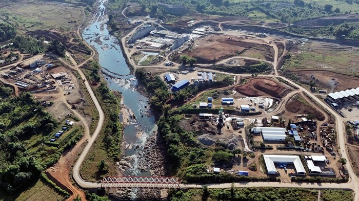 Foto udara progres pembangunan Bendungan Jenelata di Kecamatan Manuju, Kabupaten Gowa, Sulawesi Selatan, Rabu (30/7/2025). Pembangunan proyek strategis nasional (PSN) bendungan multifungsi senilai Rp4,15 triliun dengan luas genangan mencapai 1.220 hektare berkapasitas tampung 223,6 juta meter kubik tersebut diproyeksikan menyuplai kebutuhan irigasi pertanian seluas 25.783 hektare serta memberikan manfaat dalam menambah cadangan tampungan air untuk menjamin keberlanjutan suplai air baku di Kabupaten Gowa dan sekitarnya. ANTARA FOTO/Hasrul Said