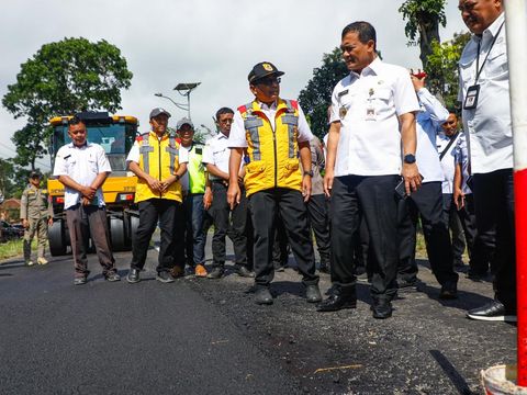 Gubernur Jateng, Ahmad Luthfi, saat mengecek perbaikan Jalan  Parakan-Patean di Kabupaten Temanggung, Rabu (30/7/2025).