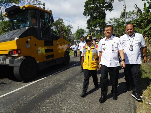 Gubernur Jateng, Ahmad Luthfi, saat mengecek perbaikan Jalan  Parakan-Patean di Kabupaten Temanggung, Rabu (30/7/2025).