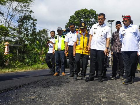 Gubernur Jateng, Ahmad Luthfi, saat mengecek perbaikan Jalan  Parakan-Patean di Kabupaten Temanggung, Rabu (30/7/2025).