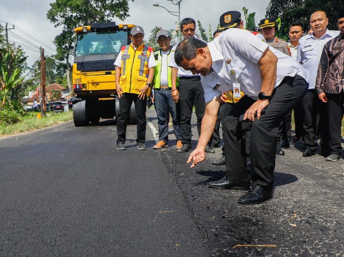 Gubernur Jateng, Ahmad Luthfi, saat mengecek perbaikan Jalan  Parakan-Patean di Kabupaten Temanggung, Rabu (30/7/2025).