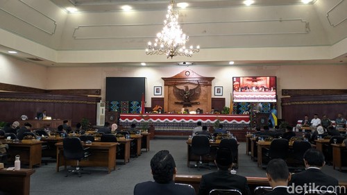 Gubernur NTB Lalu Muhamad Iqbal saat membacakan tanggapan atas pertanggungjawaban pelaksanaan APBD 2024 di kantor DPRD NTB, Rabu (30/7/2025).