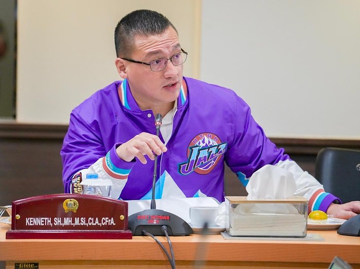 Anggota DPRD DKI Jakarta, Fraksi PDI Perjuangan Hardiyanto Kenneth Sedang Menyampaikan Pendapat dan Pandangannya Pada Saat Rapat Komisi.