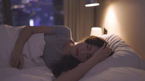 Asian woman lose sleep on the bed at night