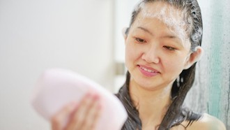 7 Tanda Kamu Belum Keramas dengan Bersih, Menurut Dokter Kulit 7 Tanda Kamu Belum Keramas dengan Bersih, Menurut Dokter Kulit