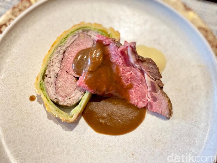 Spesial di perayaan ulang tahun Fairmont Jakarta, Restoran Spectrum mengusung tema 10-Year Culinary Icons, restoran ini menyajikan rangkaian makan malam spesial dari tanggal 4 hingga 10 Agustus 2025.