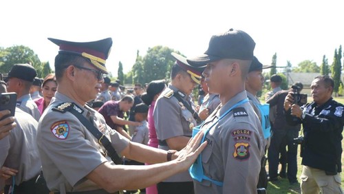 Irwasda Polda Bali, Kombes Benny Subandi, melantik siswa Bintara SPN Polda Bali. (Dok. Polda Bali)