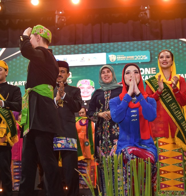 Isabel Azhari mencuri perhatian usai berhasil memenangkan None Jakarta Selatan 2025. Penampilannya yang anggun dalam balutan busana Betawi serta pembawaannya yang percaya diri membuat Isabel tampil memukau sepanjang ajang. Foto: Instagram/@isabel.azhari